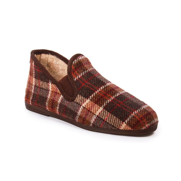 Zapatillas de casa cerradas marrones diseño de cuadrados