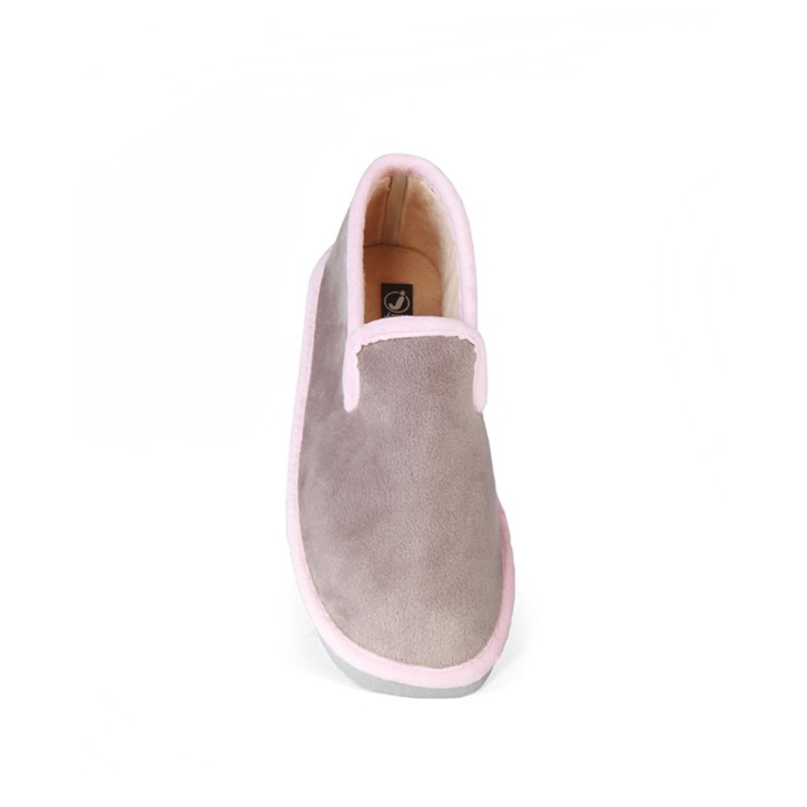 Zapatillas de casa cerradas en color niebla con...