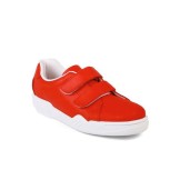 Zapatilla deportiva con cierre de velcro